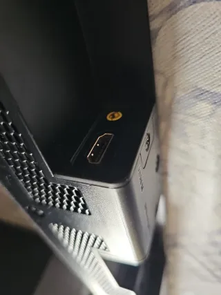 Barra de Sonido Samsung Negra. Con mando y cables