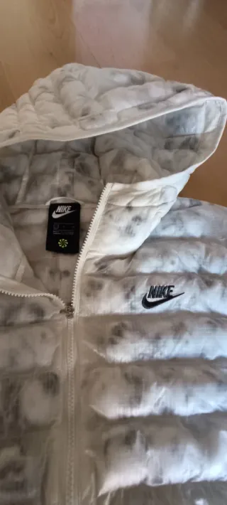 Chaqueta Nike Plumas Gris y Blanca