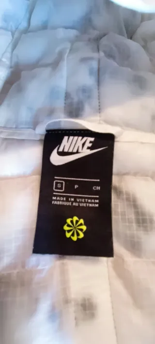 Chaqueta Nike Plumas Gris y Blanca