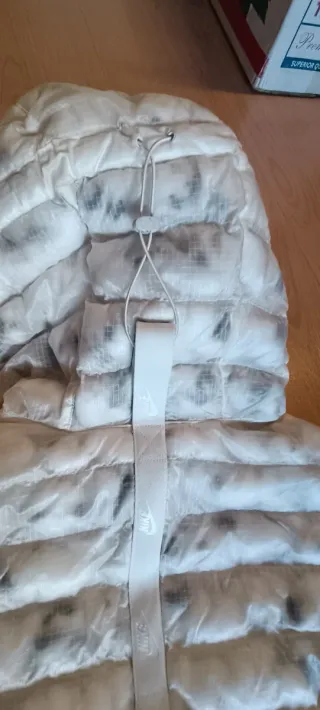 Chaqueta Nike Plumas Gris y Blanca