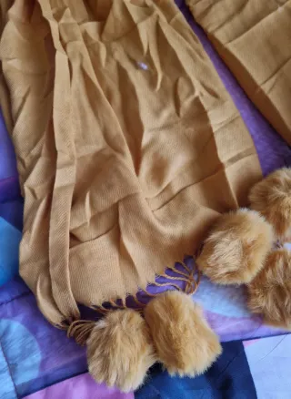 Sciarpa donna con pelliccia e pon pon