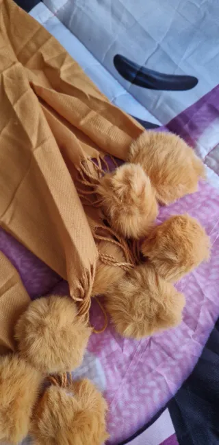 Sciarpa donna con pelliccia e pon pon