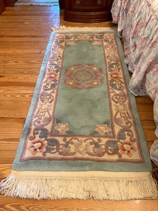 Pareja de alfombras pie cama lana verdes y beige