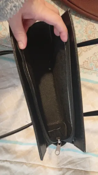 Bolso negro de piel sintética asa corta