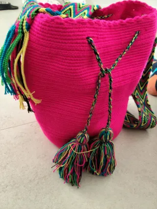 Bolso de hombro rosa y multicolor