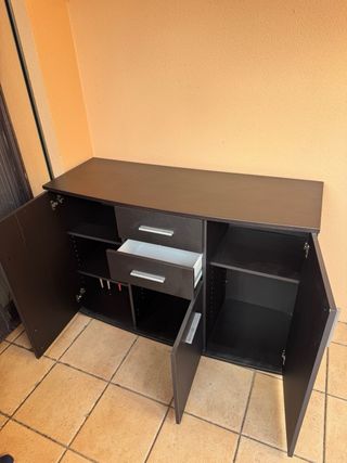 Cómoda oscura con cajones y puertas