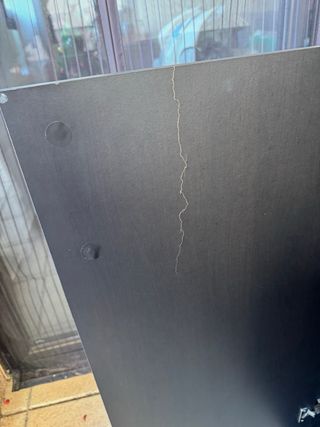 Cómoda oscura con cajones y puertas