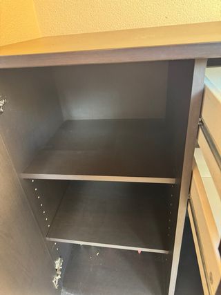Cómoda oscura con cajones y puertas