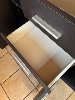 Cómoda oscura con cajones y puertas