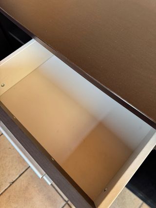 Cómoda oscura con cajones y puertas