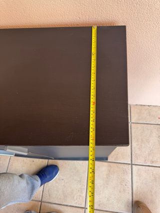 Cómoda oscura con cajones y puertas