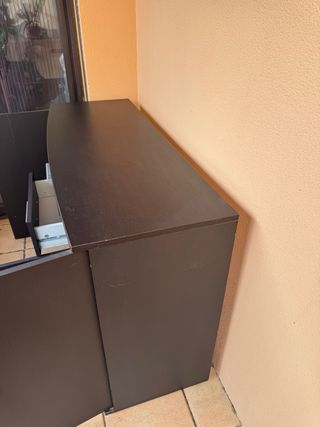 Cómoda oscura con cajones y puertas