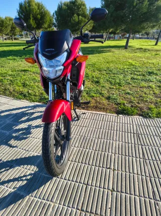 Honda CB125F Roja. !!!Solo 734 KL.))