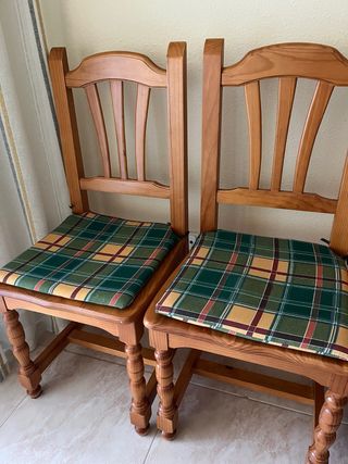 Juego de 4 sillas de pino. 20€ cada una. 4 x 75€
