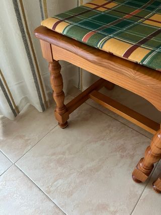 Juego de 4 sillas de pino. 20€ cada una. 4 x 75€