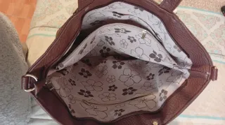 Bolso grande marrón con tachuelas.