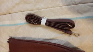 Bolso grande marrón con tachuelas.