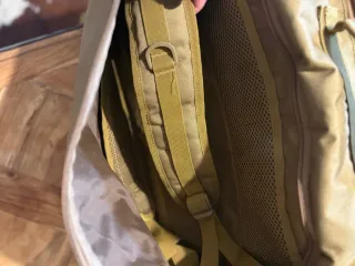 Mochila de montaña color caqui