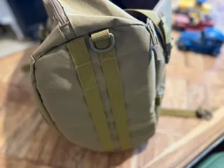 Mochila de montaña color caqui