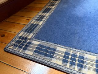 Alfombra de lana azul mediana