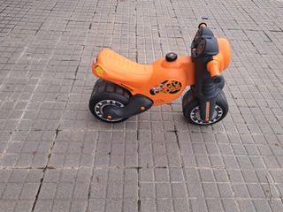 Moto correpasillos naranja para niños con casco