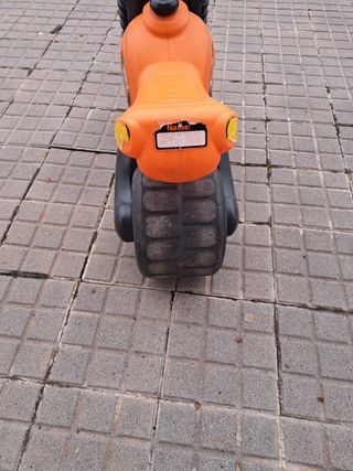 Moto correpasillos naranja para niños con casco