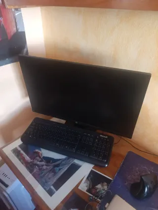 Ordenador sobremesa blanco antiguo