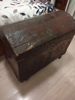 Baúl antiguo madera y metal