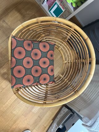 Sillón de mimbre redondo con cojín