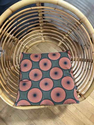 Sillón de mimbre redondo con cojín