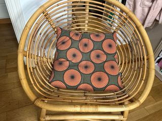 Sillón de mimbre redondo con cojín