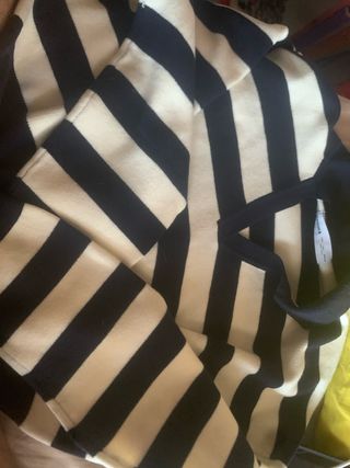 Jersey Rayas Bershka Talla L con cuello de pico.