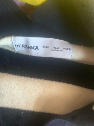 Jersey Rayas Bershka Talla L con cuello de pico.
