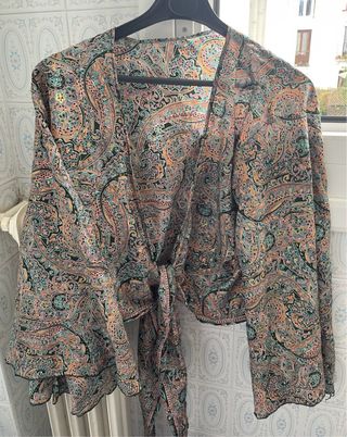 Camisa cruzada estampada manga acampanada