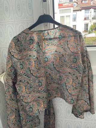 Camisa cruzada estampada manga acampanada