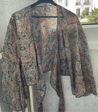 Camisa cruzada estampada manga acampanada