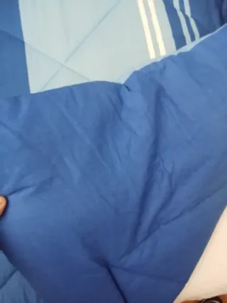 Edredón azul y blanco