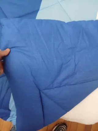 Edredón azul y blanco