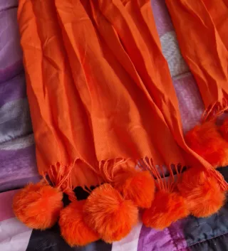 Sciarpa donna arancione con pompon