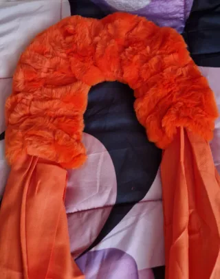 Sciarpa donna arancione con pompon