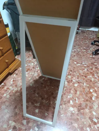 Espejo blanco rectangular con pie, color blanco ma