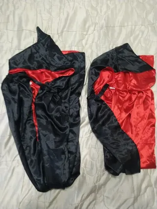 2 Capas de disfraz negra y roja ( adultos )