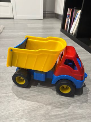 Camión de juguete rojo, azul y amarillo