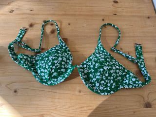 Bikini verde con estampado floral blanco