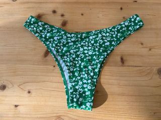 Bikini verde con estampado floral blanco