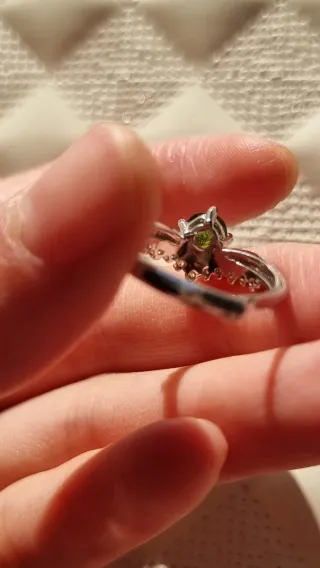 Anillo de plata de piedra natural omfacita