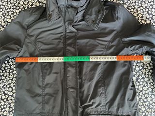 Anorak corto con capucha gris