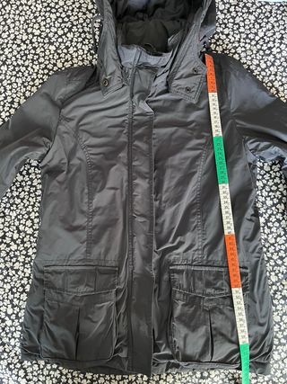 Anorak corto con capucha gris