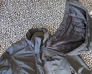 Anorak corto con capucha gris