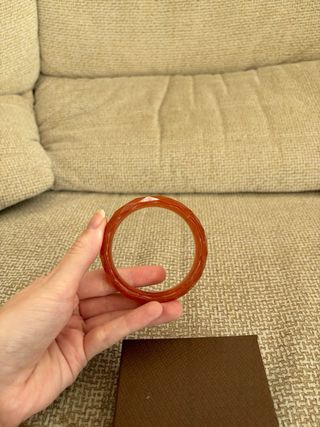 Pulsera de resina naranja con detalles dorados